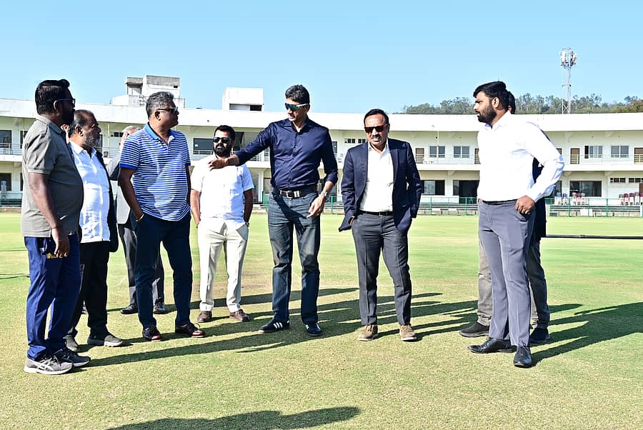 ಕರ್ನಾಟಕ ರಾಜ್ಯ ಕ್ರಿಕೆಟ್ ಸಂಸ್ಥೆಯ (ಕೆಎಸ್ಸಿಎ) ಅಧ್ಯಕ್ಷ ವೆಂಕಟೇಶ್ ಪ್ರಸಾದ್ ಅವರು ಹುಬ್ಬಳ್ಳಿಯ ರಾಜನಗರದ ಕ್ರೀಡಾಂಗಣಕ್ಕೆ ಬುಧವಾರ ಭೇಟಿ ನೀಡಿ ಪರಿಶೀಲಿಸಿದರು
ಪ್ರಜಾವಾಣಿ ಚಿತ್ರ: ಗೋವಿಂದರಾಜ ಜವಳಿ