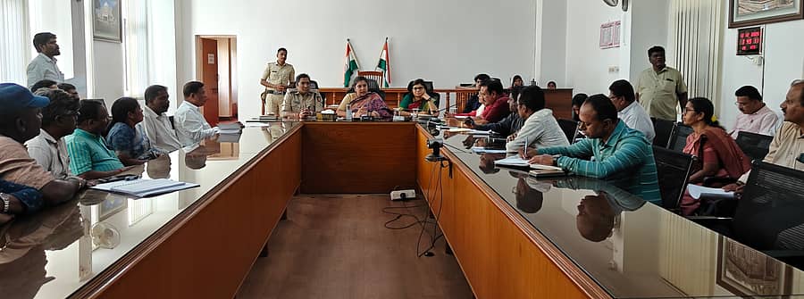 ಚಾಮರಾಜನಗರದ ಜಿಲ್ಲಾಧಿಕಾರಿ ಕಚೇರಿ ಸಭಾಂಗಣದಲ್ಲಿ ಬುಧವಾರ ಬುಡಕಟ್ಟು ಜನಾಂಗದ ಕ್ರೀಡಾ ಮತ್ತು ಸಾಂಸ್ಕೃತಿಕ ಸ್ಪರ್ಧೆಗಳ ಆಯೋಜನೆ ಸಂಬಂಧ ಪೂರ್ವಭಾವಿ ಸಭೆ ನಡೆಯಿತು