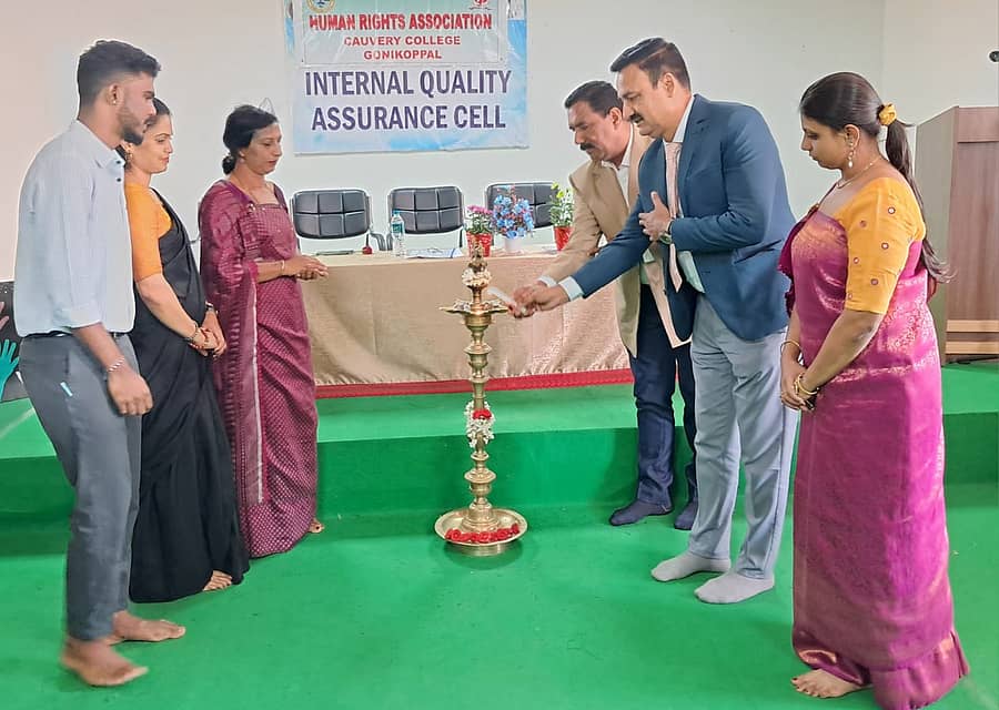 ಗೋಣಿಕೊಪ್ಪಲು ಕಾವೇರಿ ಕಾಲೇಜಿನಲ್ಲಿ ಬುಧವಾರ ಮಾನವ ಹಕ್ಕು ದಿನಾಚರಣೆಯನ್ನು ವಕೀಲ ಕೆ.ಬಿ.ಸಂಜೀವ ಉದ್ಘಾಟಿಸಿದರು. ಪ್ರಾಂಶುಪಾಲ ಪ್ರೊ.ಎಂ.ಬಿ.ಕಾವೇರಿಯಪ್ಪ, ನಯನ ತಮ್ಮಯ್ಯ,ಕೆ.ಟಿ.ಸೀತಮ್ಮ ಪಾಲ್ಗೊಂಡಿದ್ದರು