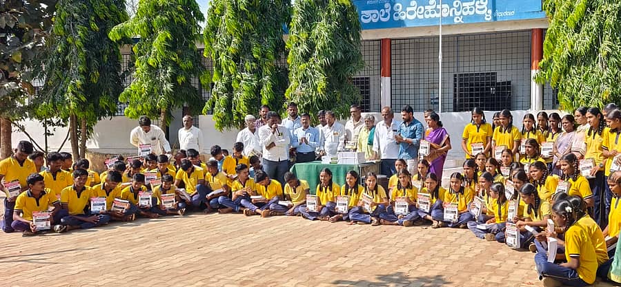 <div class="paragraphs"><p> ಕಿತ್ತೂರು ರಾಣಿ ಚನ್ನಮ್ಮ ವಸತಿ ಶಾಲೆಯ ಎಸ್ಎಸ್ಎಲ್ಸಿ ವಿದ್ಯಾರ್ಥಿಗಳು</p></div>