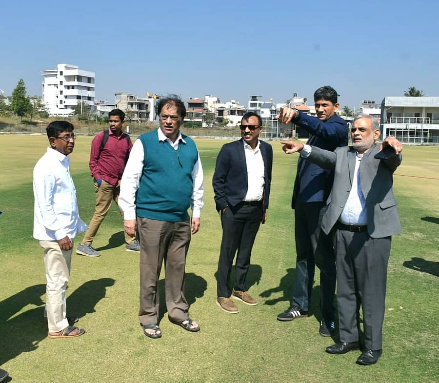 <div class="paragraphs"><p>ಕೆಎಸ್ಸಿಎ ಅಧ್ಯಕ್ಷ ವೆಂಕಟೇಶ್ ಪ್ರಸಾದ್ ಅವರು ಬೆಳಗಾವಿಯ ಕ್ರಿಕೆಟ್ ಮೈದಾನವನ್ನು ಬುಧವಾರ ಪರಿಶೀಲಿಸಿದರು. ಅಸೋಸಿಯೇಷನ್ ಕಾರ್ಯದರ್ಶಿ ಸಂತೋಷ್ ಮೆನನ್, ಉಪಾಧ್ಯಕ್ಷ ಸುಜೀತ್ ಸೋಮಸುಂದರ್, ಪದಾಧಿಕಾರಿಗಳಾದ ವಿನಯ ಮೃತ್ಯುಂಜಯ, ಅವಿನಾಶ ಪೋತದಾರ ಜತೆಯಾದರು </p></div>