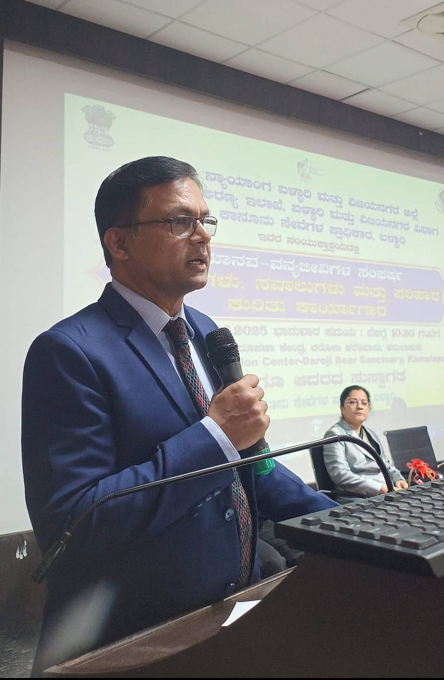 ದರೋಜಿ ಕರಡಿ ಸಂರಕ್ಷಣಾ ಪ್ರದೇಶದಲ್ಲಿ ಆಯೋಜಿಸಿದ್ದ ‘ಮಾನವ-ವನ್ಯಜೀವಿಗಳ ಸಂಘರ್ಷ’ ಕುರಿತ ಕಾರ್ಯಾಗಾರದಲ್ಲಿ ಹೈಕೋರ್ಟ್ ನ್ಯಾಯಮೂರ್ತಿ ಆರ್. ನಟರಾಜ್ ಮಾತನಾಡಿದರು