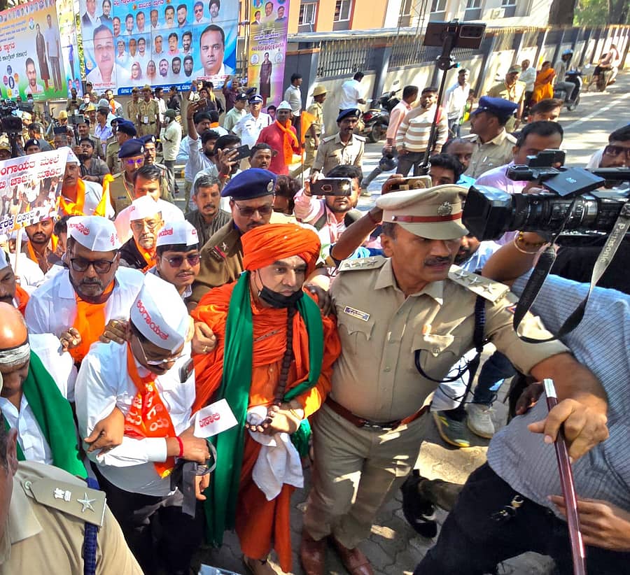 ಬೆಳಗಾವಿಯ ಸಂಗೊಳ್ಳಿ ರಾಯಣ್ಣ ವೃತ್ತದಲ್ಲಿ ಬುಧವಾರ ಧರಣಿ ಕುಳಿತಿದ್ದ ಕೂಡಲಸಂಗಮ ಪಂಚಮಸಾಲಿ ಪೀಠದ ಬಸವಜಯ ಮೃತ್ಯುಂಜಯ ಸ್ವಾಮೀಜಿ ಅವರನ್ನು ಪೊಲೀಸರು ವಶಕ್ಕೆ ಪಡೆದರು ಪ್ರಜಾವಾಣಿ ಚಿತ್ರ: ಏಕನಾಥ ಅಗಸಿಮನಿ