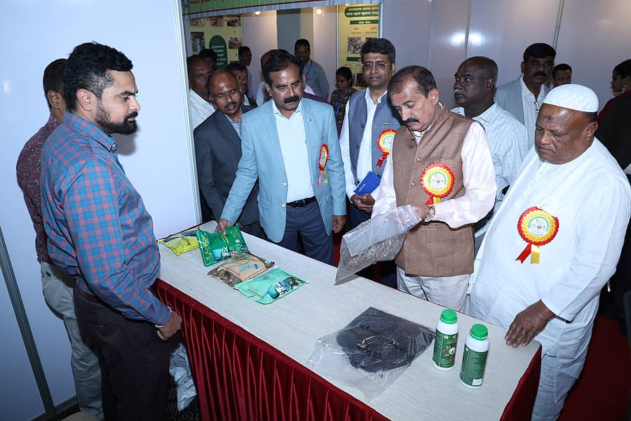 ನೈಸರ್ಗಿಕ ಕೃಷಿ ಸಮ್ಮೇಳನದಲ್ಲಿ ಪ್ರದರ್ಶನಕ್ಕೆ ಇಟ್ಟಿರುವ ವಿವಿಧ ಉತ್ಪನ್ನಗಳನ್ನು ಎಸ್.ವಿ. ಸುರೇಶ, ಅಬ್ದುಲ ಖಾದರ ನಡಕಟ್ಟಿನ ವೀಕ್ಷಿಸಿದರು