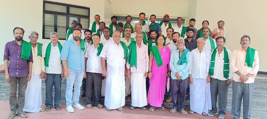 ಪಿರಿಯಾಪಟ್ಟಣದ ಪ್ರವಾಸಿ ಮಂದಿರದಲ್ಲಿ ಕರ್ನಾಟಕ ರಾಜ್ಯ ರೈತ ಸಂಘ ಹಾಗೂ ಹಸಿರು ಸೇನೆ ವತಿಯಿಂದ ಬುಧವಾರ ಹಮ್ಮಿಕೊಂಡಿದ್ದ ಕಾರ್ಯಕ್ರಮದಲ್ಲಿ ತಾಲ್ಲೂಕಿನ ವಿವಿಧ ಭಾಗದ ರೈತರು ಸಂಘಟನೆಗೆ ಸೇರ್ಪಡೆಗೊಂಡರು