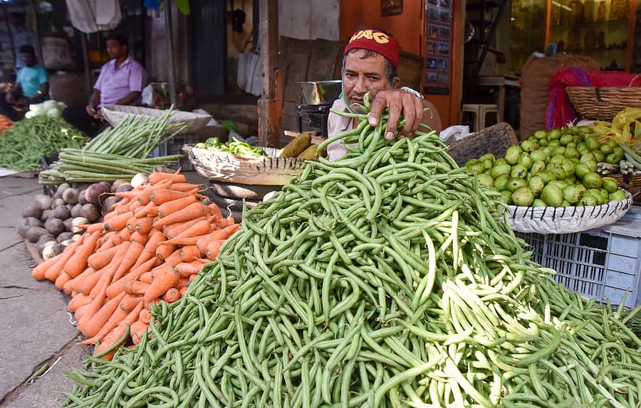 ಮೈಸೂರಿನ ದೇವರಾಜ ಮಾರುಕಟ್ಟೆಯಲ್ಲಿ ತರಕಾರಿ ವ್ಯಾಪಾರಕ್ಕೆ ಸಿದ್ಧರಾದ ವರ್ತಕ – ಸಂಗ್ರಹ ಚಿತ್ರ