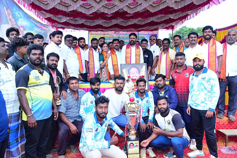 ಮಾಜಿ ಸಚಿವ ಆಲಂಗೂರು ಶ್ರೀನಿವಾಸ್ ಅವರ ಪುಣ್ಯ ತಿಥಿ ಅಂಗವಾಗಿ ನಡೆದ ಕ್ರಿಕೆಟ್ ಟೂರ್ನಿಮೆಂಟ್ ಪಂದ್ಯಾವಳಿಯಲ್ಲಿ ವಿಜೇತ ತಂಡಗಳಿಗೆ ಗಣ್ಯರು ಬಹುಮಾನ ವಿತರಿಸಿದರು