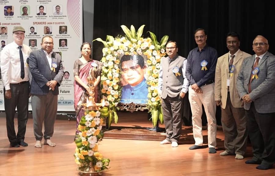 ದಯಾನಂದ ಸಾಗರ್ ಎಂಜಿನಿಯರಿಂಗ್ ಕಾಲೇಜಿನಲ್ಲಿ ಹಮ್ಮಿಕೊಂಡಿದ್ದ ಸಂಶೋಧನಾ ಸಮಾವೇಶದ ಉದ್ಘಾಟನಾ ಸಮಾರಂಭದಲ್ಲಿ ಗಣ್ಯರು ಭಾಗವಹಿಸಿದ್ದರು