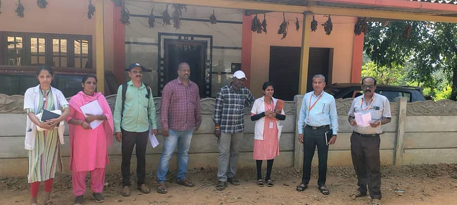 ಆರೋಗ್ಯ ಇಲಾಖೆ ಸಿಬ್ಬಂದಿಯು ಸೋನಲೆ ಗ್ರಾಮದಲ್ಲಿ ಕೆಎಫ್ಡಿ ಬಗ್ಗೆ ಜನಜಾಗೃತಿ ಮೂಡಿಸಲು ಮನೆಮನೆಗೆ ಭೇಟಿ ನೀಡಲು ಅಣಿಯಾಗಿರುವುದು
