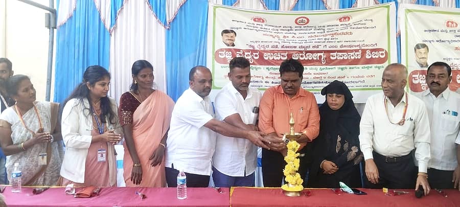ಹಲಗೂರು ಪ್ರಾಥಮಿಕ ಆರೋಗ್ಯ ಕೇಂದ್ರದ ಅವರಣದಲ್ಲಿ ಆಯೋಜಿಸಿದ್ದ ತಜ್ಞ ವೈದ್ಯರ ನಡೆ ಹೋಬಳಿ ಕೇಂದ್ರದ ಕಡೆ ಕಾರ್ಯಕ್ರಮವನ್ನು ಗಣ್ಯರು ಉದ್ಘಾಟಿಸಿದರು