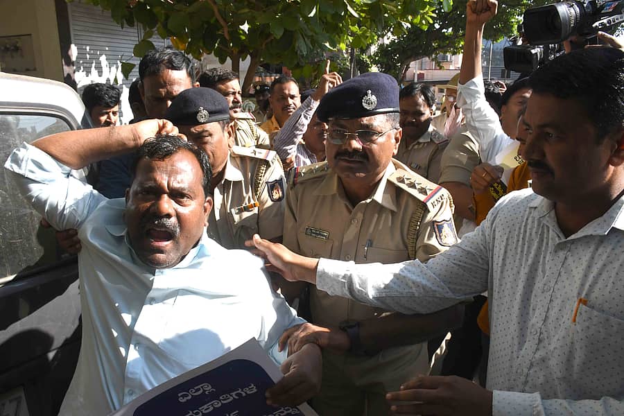 <div class="paragraphs"><p>ಧಾರವಾಡದಲ್ಲಿ ಬುಧವಾರ ಪ್ರತಿಭಟನೆಗೆ ಸಜ್ಜಾಗಿದ್ದ ಹೋರಾಟಗಾರನ್ನು ಪೊಲೀಸರು ವಶಕ್ಕೆ ಪಡೆದರು ಪ್ರಜಾವಾಣಿ ಚಿತ್ರ</p></div>