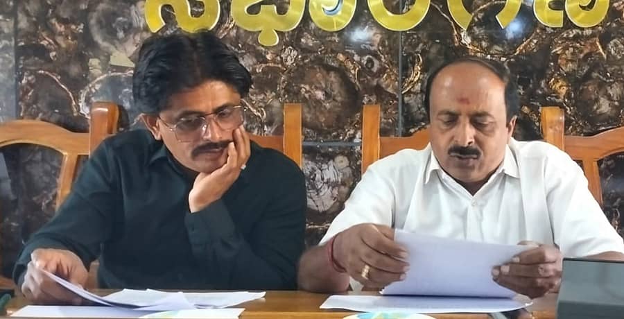 ಚನ್ನರಾಯಪಟ್ಟಣದಲ್ಲಿ ಬುಧವಾರ ಏರ್ಪಡಿಸಿದ್ದ ಗ್ಯಾರಂಟಿ ಯೋಜನೆಯ ಅನುಷ್ಠಾನ ಸಮಿತಿ ಸಭೆಯಲ್ಲಿ ಸಮಿತಿಯ ಅಧ್ಯಕ್ಷ ಎಲ್.ಪಿ. ಪ್ರಕಾಶಗೌಡ ಮಾತನಾಡಿದರು. ತಾ.ಪಂ.ಇಒ ಹರೀಶ್ ಭಾಗವಹಿಸಿದ್ದರು