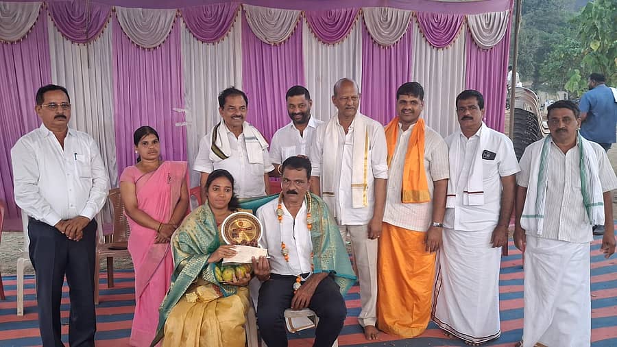 ರಾಷ್ಟ್ರಮಟ್ಟದ ಕ್ರೀಡಾಪಟು ಧನ್ವಿತ್ ಶೆಟ್ಟಿ ಪರವಾಗಿ ತಂದೆ– ತಾಯಿ ಸುಧಾಕರ ಶೆಟ್ಟಿ, ಶುಭದ ಶೆಟ್ಟಿ ಅವರನ್ನು ಸನ್ಮಾನಿಸಲಾಯಿತು