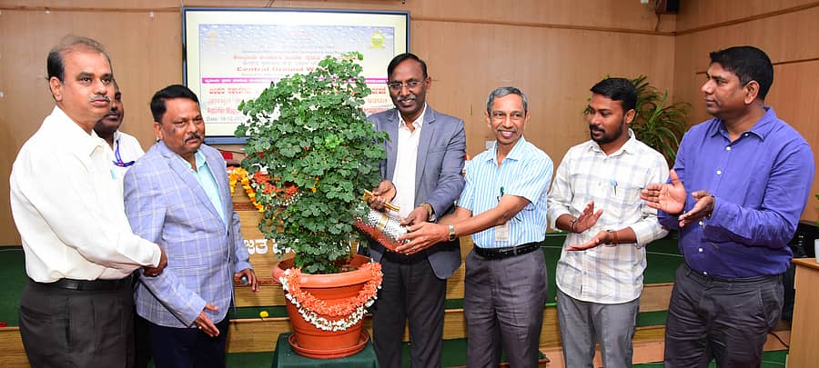 ರಾಯಚೂರಿನ ಕೃಷಿ ಎಂಜಿನಿಯರಿಂಗ್ ಕಾಲೇಜಿನಲ್ಲಿ ಬುಧವಾರ ಏರ್ಪಡಿಸಿದ್ದ ‘ಜಲಚರ ನಕ್ಷೆ, ಅಂತರ್ಜಲ-ಸಂಬಂಧಿತ ಸಮಸ್ಯೆಗಳು ಮತ್ತು ಅಂತರ್ಜಲ ನಿರ್ವಹಣೆ’ ಕುರಿತ ಕಾರ್ಯಾಗಾರವನ್ನು ಕುಲಪತಿ ಎಂ. ಹನುಮಂತಪ್ಪ ಉದ್ಘಾಟಿಸಿದರು. ಜೆ.ದವಿತುರಾಜ್, ಭೂ ವಿಜ್ಞಾನಿ ಅರುಣ.ಡಿ.ಇ, ಜಿ.ಕೃಷ್ಣಮೂರ್ತಿ, ಡೀನ್ ಎಂ.ಎಸ್.ಅಯ್ಯನಗೌಡರ ಉಪಸ್ಥಿತರಿದ್ದರು