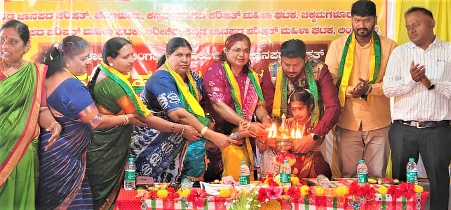 ಲಿಂಗದಹಳ್ಳಿಯ ದೇವಾಂಗ ಸಮುದಾಯ ಭವನದಲ್ಲಿ ಕನ್ನಡ ಜಾನಪದ ಪರಿಷತ್ ಲಿಂಗದಹಳ್ಳಿ ಹೋಬಳಿ ಮಹಿಳಾ ಘಟಕದ ಪದವಿ ಪ್ರಧಾನ ಸಮಾರಂಭವನ್ನು ಕನ್ನಡ ಜಾನಪದ ಪರಿಷತ್ ರಾಜ್ಯ ಘಟಕದ ಅಧ್ಯಕ್ಷ ಜಾನಪದ ಎಸ್. ಬಾಲಾಜಿ ಉದ್ವಾಟಿಸಿದರು