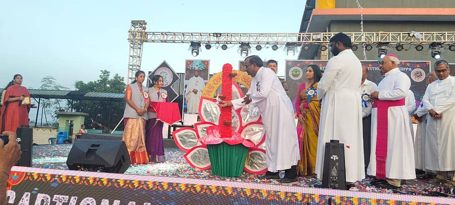 ಸುಂಟಿಕೊಪ್ಪ ಸಂತ ಮೇರಿ ಆಂಗ್ಲ ಮಾದ್ಯಮ ವಿದ್ಯಾಸಂಸ್ಥೆಗಳ ವತಿಯಿಂದ ಮಂಗಳವಾರ ರಾತ್ರಿ ನಡೆದ ಶಾಲಾ ವಾರ್ಷಿಕೋತ್ಸವ ಸಮಾರಂಭವನ್ನು ರಿಯಾಲಿಟಿ ಶೋನ ಸ್ಪರ್ಧೆ ಸಿಂಚನ ಉದ್ಘಾಟಿಸಿದರು.