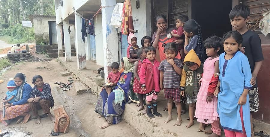 ಚಿಕ್ಕಮಗಳೂರು–ಮಲ್ಲಂದೂರು ರಸ್ತೆಯಲ್ಲಿರುವ ಜಕ್ಕನಹಳ್ಳಿ ಬಳಿಯ ಲೈನ್ ಮನೆಯಲ್ಲಿ ನೆಲೆಸಿರುವ ವಲಸೆ ಕಾರ್ಮಿಕರು ಮತ್ತು ಮಕ್ಕಳು