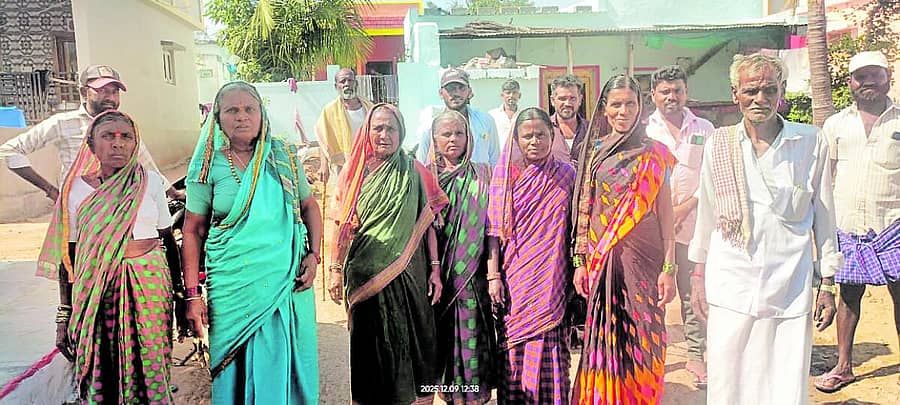 <div class="paragraphs"><p>ಕವಿತಾಳ ಸಮೀಪದ ಇರಕಲ್ ಗ್ರಾಮದಲ್ಲಿ ಮೂರು ತಿಂಗಳಿಂದ ಪಡಿತರ ವಿತರಿಸಿಲ್ಲ ಎಂದು ಅಳಲು ತೋಡಿಕೊಂಡ ಗ್ರಾಮಸ್ಥರು</p></div>