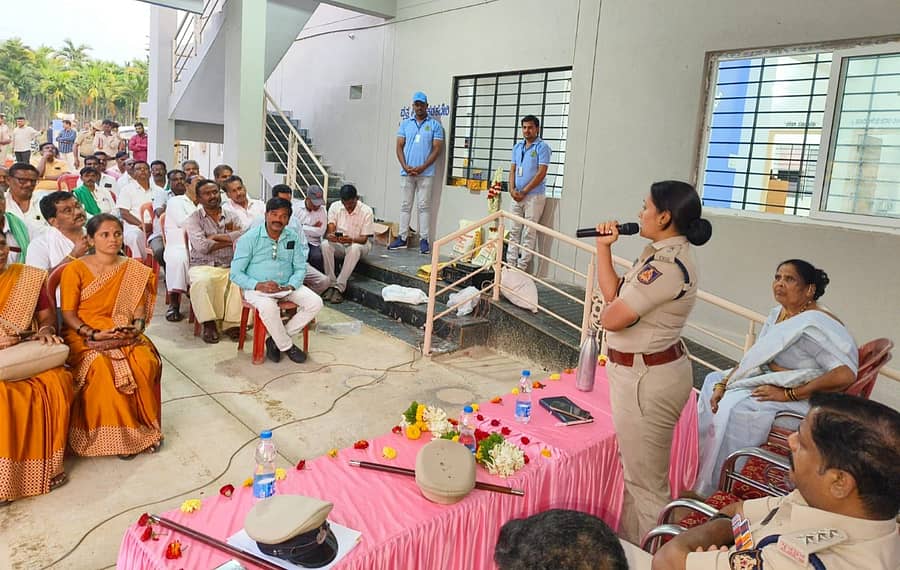 ದಾವಣಗೆರೆ ತಾಲ್ಲೂಕಿನ ಮಾಯಕೊಂಡ ಪೊಲೀಸ್ ಠಾಣೆಯಲ್ಲಿ ಮಂಗಳವಾರ ನಡೆದ ಜನಸಂಪರ್ಕ ಸಭೆಯಲ್ಲಿ ಜಿಲ್ಲಾ ಪೊಲೀಸ್ ವರಿಷ್ಠಾಧಿಕಾರಿ ಉಮಾ ಪ್ರಶಾಂತ್ ಮಾತನಾಡಿದರು