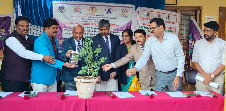 ಹಿರಿಯೂರು ತಾಲ್ಲೂಕಿನ ದಿಂಡಾವರ ಗ್ರಾಮದಲ್ಲಿ ಬುಧವಾರ ಸಂಜೆ ಹಮ್ಮಿಕೊಂಡಿದ್ದ ವಿಶ್ವ ಮಾನವ ಹಕ್ಕುಗಳ ದಿನಾಚರಣೆಗೆ ಜಿಲ್ಲಾ ಮತ್ತು ಸತ್ರ ನ್ಯಾಯಾಧೀಶರಾದ ರೋಣ ವಾಸುದೇವ ಚಾಲನೆ ನೀಡಿದರು