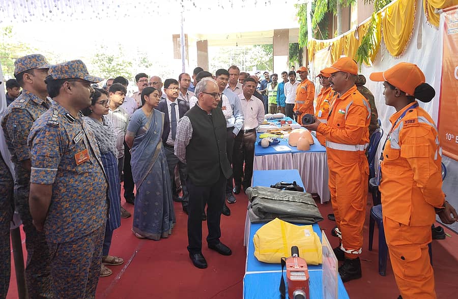 ಕಾರವಾರದ ಜಿಲ್ಲಾಧಿಕಾರಿ ಕಚೇರಿ ಆವರಣದಲ್ಲಿ ಎನ್ಡಿಆರ್ಎಫ್ ಸಿಬ್ಬಂದಿ ರಕ್ಷಣಾ ಕಾರ್ಯಾಚರಣೆಗೆ ಬಳಸುವ ಉಪಕರಣಗಳ ಕುರಿತು ವಿವರಣೆ ನೀಡಿದರು. ರಾಷ್ಟ್ರೀಯ ರಾಷ್ಟ್ರೀಯ ವಿಪತ್ತು ನಿರ್ವಹಣಾ ಪ್ರಾಧಿಕಾರದ ಸದಸ್ಯ ದಿನೇಶ ಕುಮಾರ್ ಅಸ್ವಾಲ್, ಜಿಲ್ಲಾಧಿಕಾರಿ ಕೆ.ಲಕ್ಷ್ಮಪ್ರಿಯಾ ಇತರರು ಮಾಹಿತಿ ಪಡೆದರು.