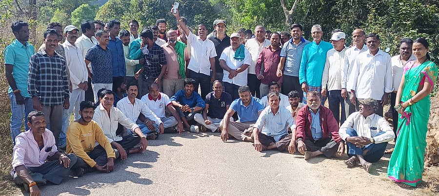 ಬೇಲೂರು ತಾಲ್ಲೂಕಿನ ಕಣಗುಪ್ಪೆ ಗ್ರಾಮಸ್ಥರು ಪ್ರತಿಭಟನೆ ನಡೆಸಿದರು