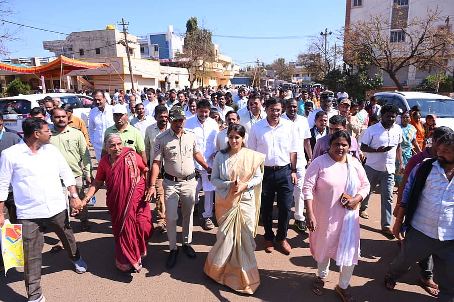 ಜಿಲ್ಲಾಧಿಕಾರಿ ಶಿಲ್ಪಾ ಶರ್ಮಾ ಅವರು ಅಧಿಕಾರಿಗಳ ತಂಡದೊಂದಿಗೆ ಬುಧವಾರ ಬೀದರ್ನ ಗುಂಪಾ ರಿಂಗ್ರೋಡ್ ಪರಿಶೀಲಿಸಿದರು. ಈ ವೇಳೆ ಸ್ಥಳೀಯರು ಹೆಚ್ಚಿನ ಸಂಖ್ಯೆಯಲ್ಲಿ ಸೇರಿದ್ದರು