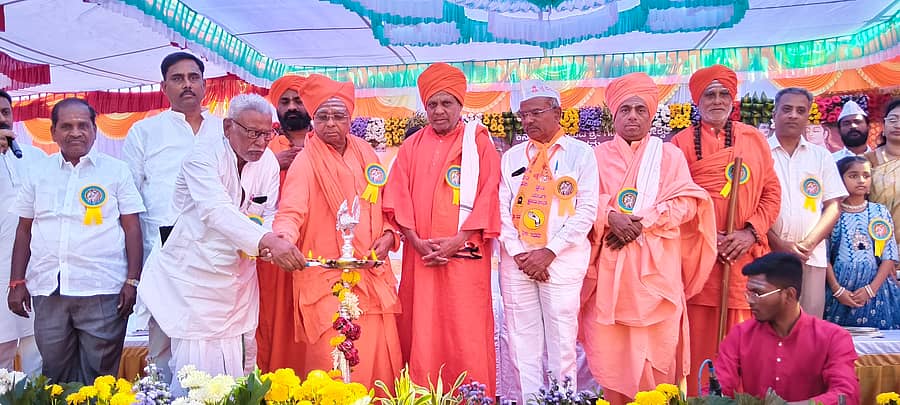 ಚಿಂಚೋಳಿ ತಾಲ್ಲೂಕಿನ ಕನಕಪುರ ಗ್ರಾಮದಲ್ಲಿ ಕರ್ನಾಟಕ ಸಾಂಸ್ಕೃತಿಕ ನಾಯಕ ಅಶ್ವಾರೂಢ ಬಸವೇಶ್ವರ ಮೂರ್ತಿ ಅನಾವರಣ ಪ್ರಯುಕ್ತ ಬುಧವಾರ ಆಯೋಜಿಸಿದ್ದ ಧರ್ಮಸಭೆಯನ್ನು ಜಾಗತಿಕ ಲಿಂಗಾಯತ ಮಹಾಸಭಾ ರಾಷ್ಟ್ರೀಯ ಉಪಾಧ್ಯಕ್ಷ ಬಸವರಾಜ ಧನ್ನೂರ ಉದ್ಘಾಟಿಸಿದರು