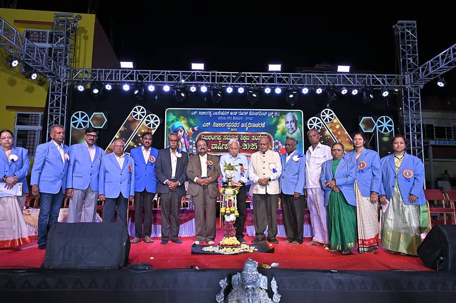 ಹೊಸದುರ್ಗದ ಎಸ್. ನಿಜಲಿಂಗಪ್ಪ ಎಜುಕೇಷನಲ್ ಆ್ಯಂಡ್ ರೂರಲ್ ಡೆವಲಂಪಮೆಂಟ್ ಟ್ರಸ್ಟ್ ವತಿಯಿಂದ ಸಂಸ್ಥೆಯ ಆವರಣದಲ್ಲಿ ಬುಧವಾರ ಆಯೋಜಿಸಿದ್ದ ಎಸ್. ನಿಜಲಿಂಗಪ್ಪ ಅವರ ಜನ್ಮದಿನಾಚರಣೆ ಹಾಗೂ ನಿಜಲಿಂಗಪ್ಪ ಸಮೂಹ ಶಿಕ್ಷಣ ಸಂಸ್ಥೆಗಳ ವಾರ್ಷಿಕ ಹಬ್ಬವನ್ನು ಗಣ್ಯರು ಉದ್ಘಾಟಿಸಿದರು