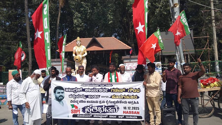 ಹಾಸನದ ಹೇಮಾವತಿ ಪ್ರತಿಮೆಯ ಬಳಿ ಎಸ್ಡಿಪಿಐ ಕಾರ್ಯಕರ್ತರು ಬುಧವಾರ ಪ್ರತಿಭಟನೆ ನಡೆಸಿದರು