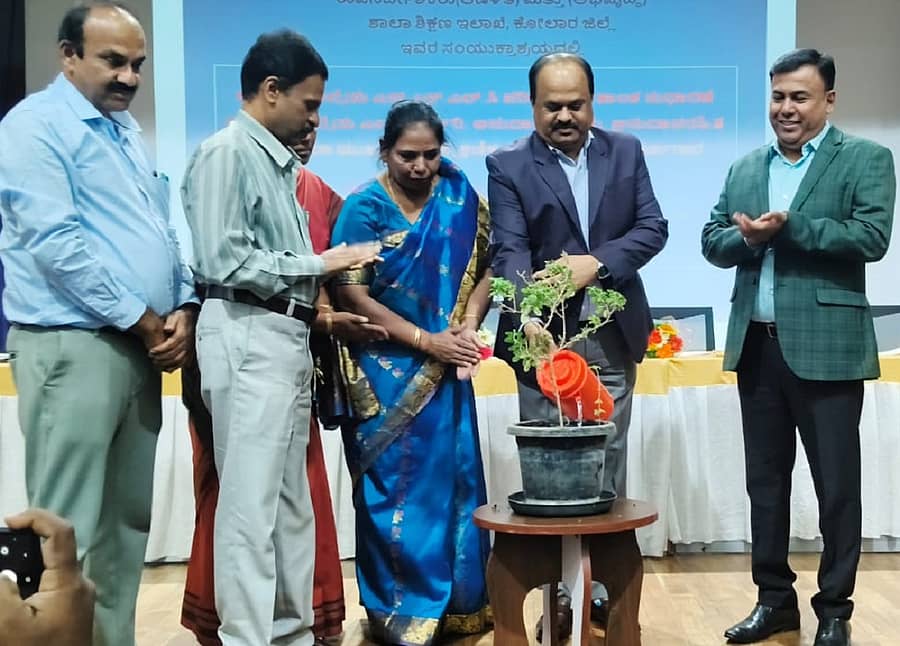 ಕೋಲಾರದಲ್ಲಿ ಬುಧವಾರ ನಡೆದ ಎಸ್ಎಸ್ಎಲ್ಸಿ ಫಲಿತಾಂಶ ಸುಧಾರಣಾ ಕಾರ್ಯಾಗಾರಕ್ಕೆ ಜಿಲ್ಲಾಧಿಕಾರಿ ಎಂ.ಆರ್.ರವಿ ಚಾಲನೆ ನೀಡಿದರು