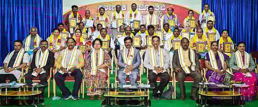 <div class="paragraphs"><p>ಕಲಬುರಗಿಯ ಗುಲಬರ್ಗಾ ವಿಶ್ವವಿದ್ಯಾಲಯದ ಮಹಾತ್ಮ ಗಾಂಧಿ ಸಭಾಂಗಣದಲ್ಲಿ ಬುಧವಾರ ನಡೆದ ಸಮಾರಂಭದಲ್ಲಿ ವಿವಿಧ ಕ್ಷೇತ್ರಗಳ ಸಾಧಕರಿಗೆ ರಾಜ್ಯೋತ್ಸವ ಪ್ರಶಸ್ತಿ ಪ್ರದಾನ ಮಾಡಲಾಯಿತು. </p></div>