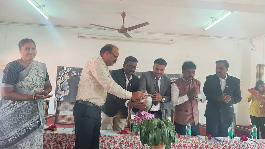 ಗುಂಡ್ಲುಪೇಟೆ ಪಟ್ಟಣದ ಜೆ.ಎಸ್.ಎಸ್ ಕಲಾ ಮತ್ತು ವಾಣಿಜ್ಯ ಕಾಲೇಜಿನಲ್ಲಿ ವಿಶ್ವ ಮಾನವ ಹಕ್ಕುಗಳ ದಿನಾಚರಣೆ ಅಂಗವಾಗಿ ನಡೆದ ಕಾನೂನು ಅರಿವು ಕಾರ್ಯಕ್ರಮವನ್ನು ಜೆ.ಎಂ.ಎಫ್.ಸಿ ನ್ಯಾಯಾಧೀಶರಾದ ಆರ್.ಬಿ.ಗಿರೀಶ್ ಉದ್ಘಾಟಿಸಿದರು.