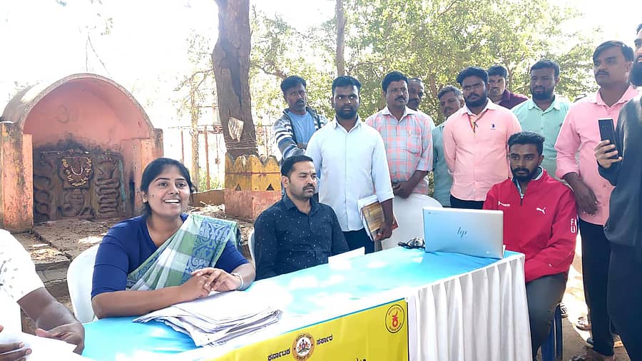 ಶಿಡ್ಲಘಟ್ಟದ ಉಲ್ಲೂರುಪೇಟೆಯ ವಿಜಯನಗರ ಹೆಬ್ಬಾಗಿಲ ಅಶ್ವತ್ಥಕಟ್ಟೆಯ ಬಳಿ ನಡೆದ ಇ-ಪೌತಿ ಖಾತೆ ಆಂದೋಲನ