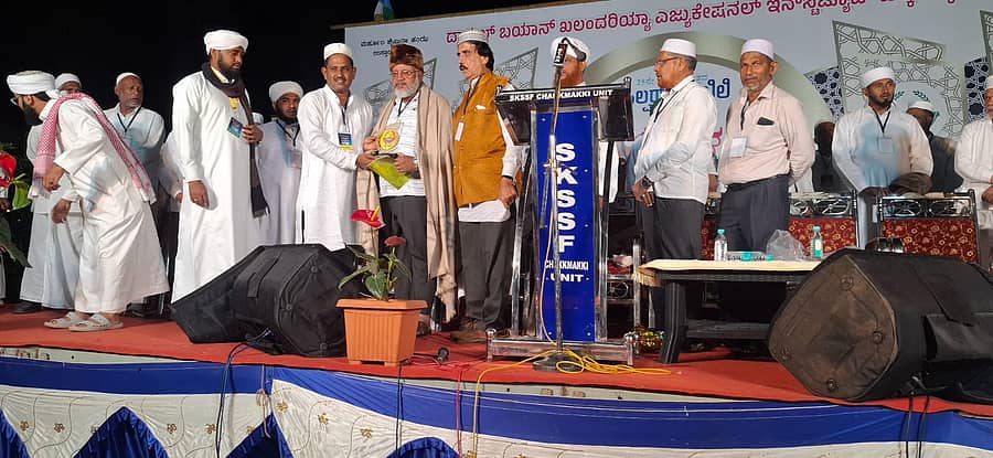 ಮೂಡಿಗೆರೆ ತಾಲ್ಲೂಕಿನ ಚಕ್ಕಮಕ್ಕಿಯಲ್ಲಿರುವ ದಾರುಲ್ ಬಯಾನ್ ಖಲಂದರಿಯಾ ಶಿಕ್ಷಣ ಸಂಸ್ಥೆಯ ರಜತ ಮಹೋತ್ಸವದಲ್ಲಿ ಧಾರ್ಮಿಕ ಉಪನ್ಯಾಸಕ ನವಾಜ್ ಮನ್ನಾಣಿ ಪಣವೂರು ಅವರನ್ನು ಸನ್ಮಾನಿಸಲಾಯಿತು