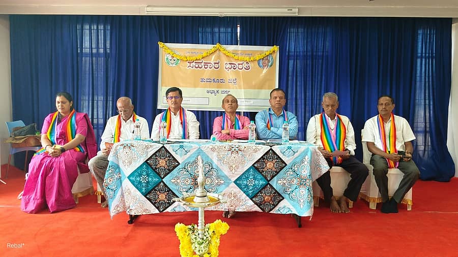 ತುಮಕೂರಿನಲ್ಲಿ ಮಂಗಳವಾರ ಸಹಕಾರ ಭಾರತಿ ಸಂಸ್ಥೆ ವತಿಯಿಂದ ಜಿಲ್ಲಾ ಅಭ್ಯಾಸ ವರ್ಗ ನಡೆಯಿತು. ಪ್ರಮುಖರಾದ ಬಿ.ಎಚ್.ಕೃಷ್ಣಾರೆಡ್ಡಿ, ಸುರೇಶರಾವ್, ಸಾಣೂರು ನರಸಿಂಹ ಕಾಮತ್, ನಾಗೇಂದ್ರ ಪ್ರಸಾದ್ ಇತರರು ಉಪಸ್ಥಿತರಿದ್ದರು