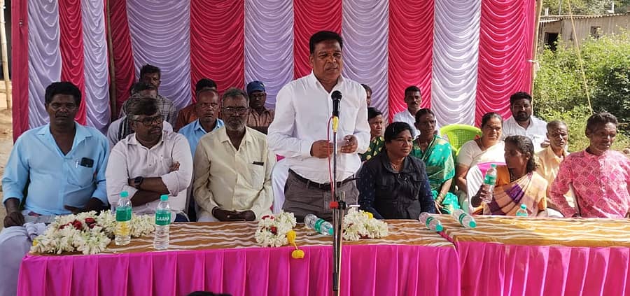 ಚಾಮರಾಜನಗರ ತಾಲ್ಲೂಕಿನ ಕುಳ್ಳೂರು ಗ್ರಾಮದಲ್ಲಿ ಸೋಲಿಗ ಅಭಿವೃದ್ಧಿ ಸಂಘದಿಂದ ಆಯೋಜಿಸಿದ್ದ ಬಿರ್ಸಾ ಮುಂಡ ಜಯಂತಿಯಲ್ಲಿ ಜಿಲ್ಲಾ ಬುಡಕಟ್ಟು ಅಭಿವೃದ್ಧಿ ಸಂಘದ ಅಧ್ಯಕ್ಷ ಸಿ.ಮಾದೇಗೌಡ ಮಾತನಾಡಿದರು