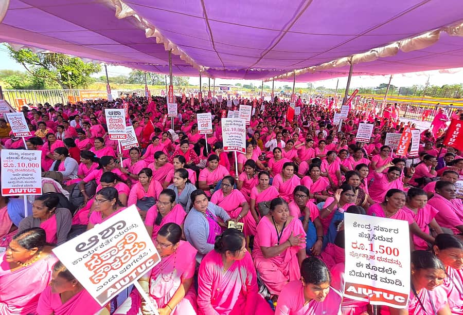ಬೆಳಗಾವಿಯ ಬಿ.ಎಸ್.ಯಡಿಯೂರಪ್ಪ ಮಾರ್ಗದ ಬಳಿ ಇರುವ ವೇದಿಕೆಯಲ್ಲಿ ಕರ್ನಾಟಕ ರಾಜ್ಯ ಸಂಯುಕ್ತ ಆಶಾ ಕಾರ್ಯಕರ್ತೆಯರ ಸಂಘದವರು ಪ್ರತಿಭಟಿಸಿದರು