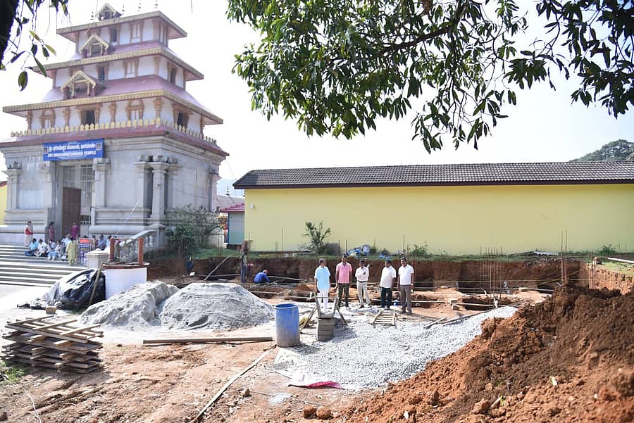 ಭಾಗಮಂಡಲದ ಭಗಂಡೇಶ್ವರ ದೇವಾಲಯದ ಬಳಿ ಅಂಗಡಿ ಮಳಿಗೆಗಳು ಹಾಗೂ ವಸತಿಗೃಹ ನಿರ್ಮಾಣ ಕಾರ್ಯ ಪ್ರಗತಿಯಲ್ಲಿದೆ