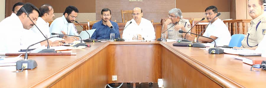 ಕೊಪ್ಪಳದಲ್ಲಿ ಬುಧವಾರ ನಡೆದ ಗವಿಸಿದ್ಧೇಶ್ವರ ಮಠದ ಜಾತ್ರಾ ಮಹೋತ್ಸವದ ಪೂರ್ವಭಾವಿ ಸಭೆಯಲ್ಲಿ ಜಿಲ್ಲಾಧಿಕಾರಿ ಡಾ. ಸುರೇಶ ಇಟ್ನಾಳ ಮಾತನಾಡಿದರು