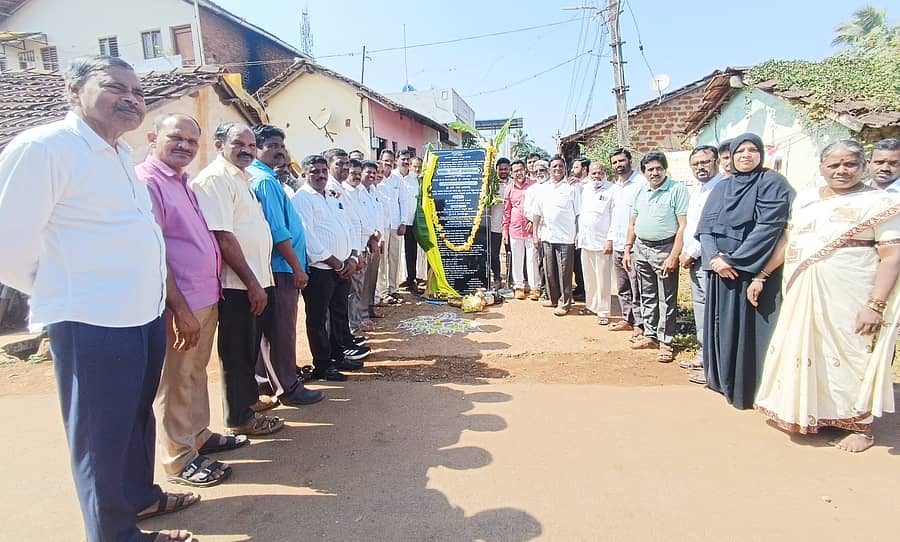 ಸೊರಬ ಪಟ್ಟಣದ ಅಂಬೇಡ್ಕರ್ ಬಡಾವಣೆಯ ರಸ್ತೆ ಅಭಿವೃದ್ಧಿ ಕಾಮಗಾರಿಗೆ ಭೂಮಿ ಪೂಜೆ ನೆರವೇರಿಸಲಾಯಿತು