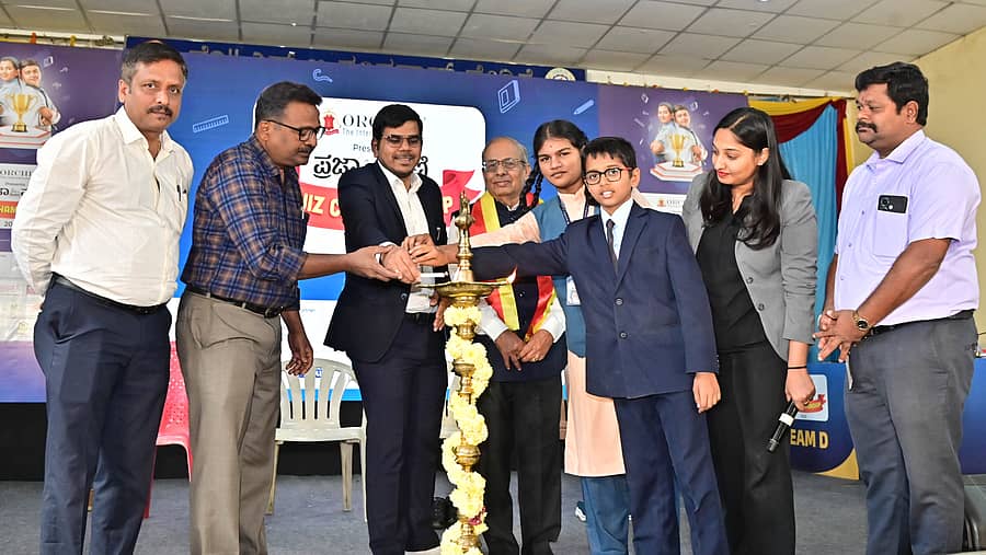 ದಾವಣಗೆರೆಯ ಕುವೆಂಪು ಕನ್ನಡ ಭವನದಲ್ಲಿ ಗುರುವಾರ ಏರ್ಪಡಿಸಿದ್ದ ವಲಯ ಮಟ್ಟದ ‘ಪ್ರಜಾವಾಣಿ ರಸಪ್ರಶ್ನೆ ಚಾಂಪಿಯನ್ಶಿಪ್’ ಸ್ಪರ್ಧೆಯನ್ನು ಜಿಲ್ಲಾ ಪಂಚಾಯಿತಿ ಸಿಇಓ ಗಿತ್ತೆ ಮಾಧವ್ ವಿಠ್ಠಲರಾವ್ ಹಾಗೂ ವಿದ್ಯಾರ್ಥಿಗಳಾದ ಆದಿತ್ಯ ಮತ್ತು ನಿಖಿತಾ ಉದ್ಘಾಟಿಸಿದರು