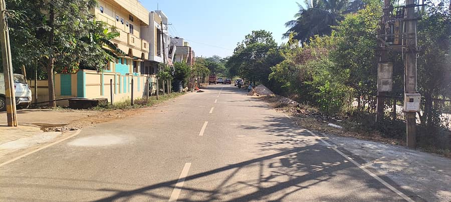 ಧಾರವಾಡದ ಆದಿತ್ಯ ಪಾರ್ಕ ಬಡವಾಣೆಯಲ್ಲಿನ ರಸ್ತೆಯನ್ನು ಡಾಂಬರೀಕರಣ ಮಾಡಿರುವುದು