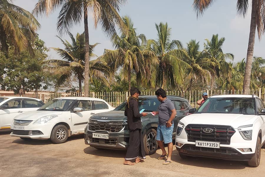 ಬಾದಾಮಿ ಸಮೀಪದ ಪಟ್ಟದಕಲ್ಲಿನಲ್ಲಿ ಪ್ರವಾಸಿ ವಾಹನಗಳಿಗೆ ಪ್ರವೇಶ ಫೀ ವಸೂಲಿ ಮಾಡುತ್ತಿರುವುದು.