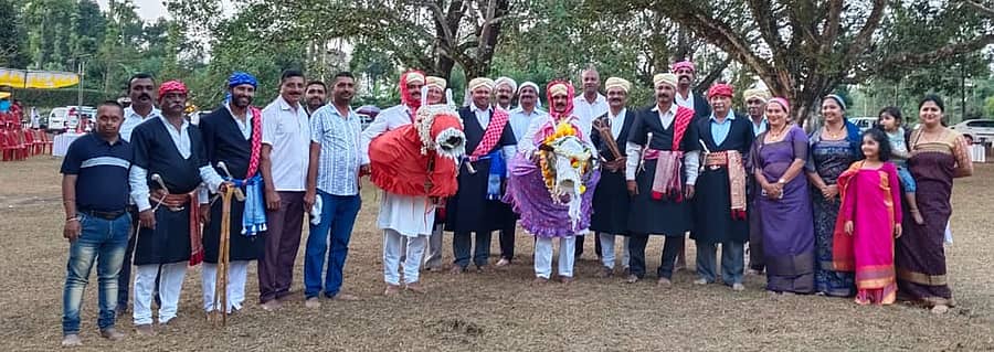 ಗೋಣಿಕೊಪ್ಪಲು ಬಳಿಯ ತಾಳೇರಿ ಮಂದ್ನಲ್ಲಿ ಗುರುವಾರ ನಡೆದ ಕೋಲ್ ಮಂದ್ನಲ್ಲಿ ಪಾಲ್ಗೊಂಡಿದ್ದ ಸಾಂಪ್ರದಾಯಿಕ ಕುದುರೆ