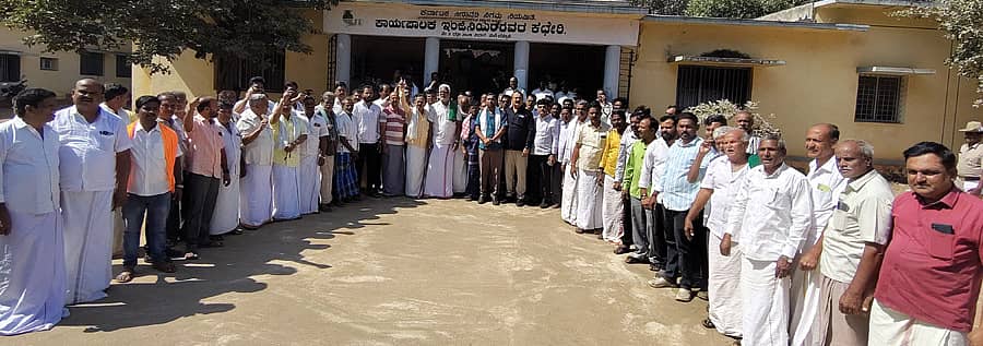 ಮಲೇಬೆನ್ನೂರು ಪಟ್ಟಣದ ಜಲಸಂಪನ್ಮೂಲ ಇಲಾಖೆ ವ್ಯಾಪ್ತಿಯ ಭದ್ರಾ ನಾಲಾ 3ನೇ ವಿಭಾಗೀಯ ಕಚೇರಿ ಎದುರು ಭಾರತೀಯ ಜನತಾ ಪಕ್ಷದ ಕಾರ್ಯಕರ್ತರು ಗುರುವಾರ ಪ್ರತಿಭಟನೆ ನಡೆಸಿದರು