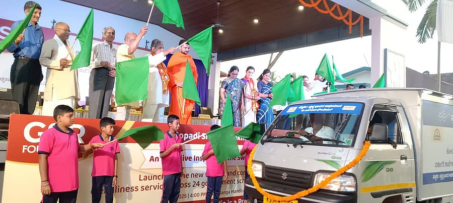 ಕುಂದಾಪುರ ಸಮೀಪದ ಕೋಟೇಶ್ವರದ ಕೆಪಿಎಸ್ ಶಾಲೆಯಲ್ಲಿ ಗುರುವಾರ ನಡೆದ ಕಾರ್ಯಕ್ರಮದಲ್ಲಿ 24 ಸರ್ಕಾರಿ ಶಾಲಾ ಸ್ವಚ್ಛತೆಗೆ ನೀಡಲಾದ ಸ್ವಚ್ಛ ಭಾರತ್ ಅಭಿಯಾನ ರಥಾಲಯ ಲೋಕಾರ್ಪಣೆ ನಡೆಯಿತು