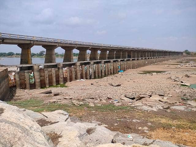 ವಡಗೇರಾ ತಾಲ್ಲೂಕಿನ ಕಂದಳ್ಳಿ ಬ್ರೀಜ್ ಕಂ ಬ್ಯಾರೇಜ್ ನೀರು ಸೋರಿ ಹೋಗದಂತೆ ರೈತರು ಗೇಟುಗಳಿಗೆ ಪ್ಲಾಸ್ಟೀಕ್ ಚೀಲಗಳನ್ನು ಅಳವಡಿಸಿರುವದು.