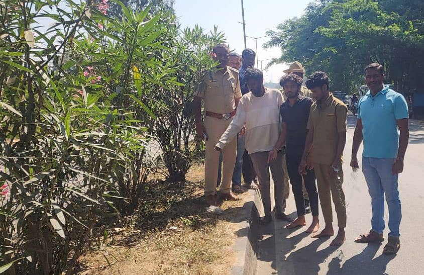 ದೊಡ್ಡಬಳ್ಳಾಪುರದ ಡಿ.ಕ್ರಾಸ್ ಸಮೀಪ ಹಿಂದೂಪುರ ರಾಜ್ಯ ಹೆದ್ದಾರಿಯಲ್ಲಿ ಪವನ್ ಎಂಬಾತನನ್ನು ಕೊಚ್ಚಿ ಕೊಲೆ ನಡೆಸಿದ್ದ ಸ್ಥಳಕ್ಕೆ ಗುರುವಾರ ಆರೋಪಿಗಳನ್ನು ಕರೆತಂದು ಸ್ಥಳ ಮಹಜರ್ ನಡೆಸಿದ ಪೊಲೀಸರು