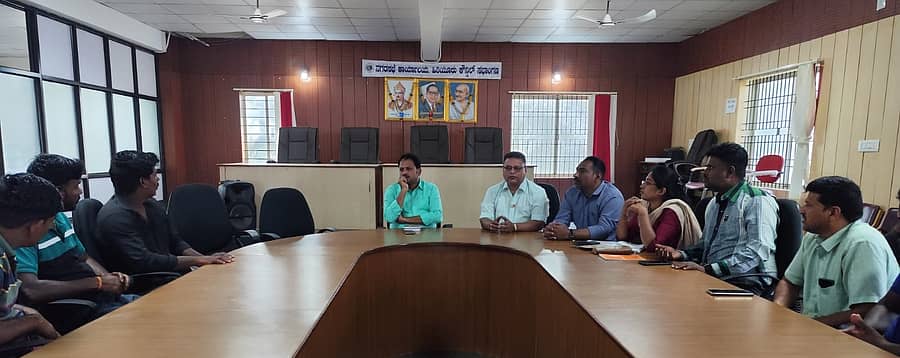 ಹಿರಿಯೂರಿನ ನಗರಸಭೆ ಸಭೆಯ ಅಧ್ಯಕ್ಷತೆ ವಹಿಸಿದ್ದ ಪೌರಾಯುಕ್ತ ಎ. ವಾಸೀಂ ಮಾತನಾಡಿದರು